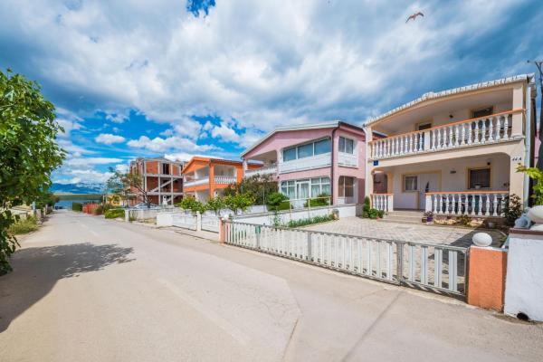 A la foto es mostra l'objecte Apartments by the sea Vir - 19096 situat a la ciutat de Vir.