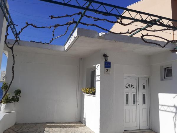 På bilden syns objektet Apartments by the sea Brist, Makarska - 19330 som ligger i staden Podaca.