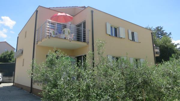 A la foto es mostra l'objecte Apartments by the sea Malinska, Krk - 19286 situat a la ciutat de Malinska.