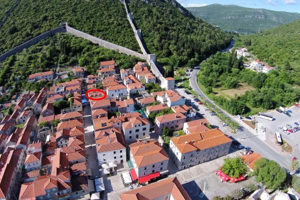 Auf dem Foto ist das Objekt Rooms with WiFi Ston, Peljesac - 19339 in der Stadt Ston zu sehen.
