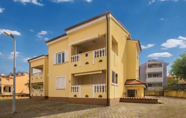 A la foto es mostra l'objecte Apartments with a parking space Malinska, Krk - 19300 situat a la ciutat de Malinska.