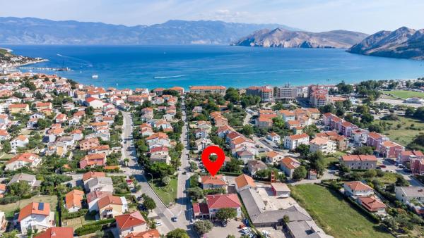 På billedet ses objektet Family-friendly apartments with swimming pool Baska, Krk - 19432 beliggende i byen Baška.