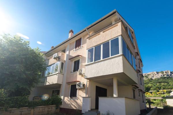 På billedet ses objektet Apartments with parking space Baska, Krk - 19675 beliggende i byen Baška.