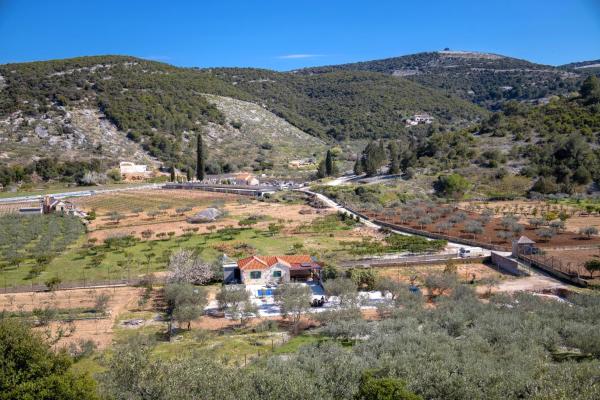 A la foto es mostra l'objecte Family friendly house with a swimming pool Postira, Brac - 19563 situat a la ciutat de Postira.