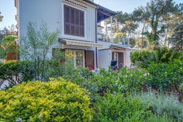 Na zdjęciu widoczny jest obiekt Apartments by the sea Artatore, Losinj - 19616 położony w mieście Mali Lošinj.