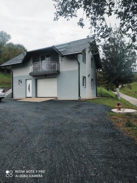 A la foto es mostra l'objecte Apartman-vikendica Mihajlović situat a la ciutat de Topići.