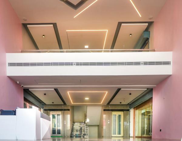写真にはBhogāpuram市にあるHotel VR Grandが写っています。