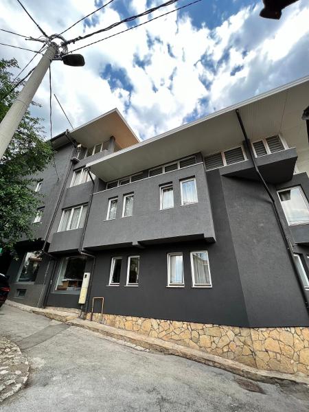Na fotografii je vidět objekt Hotel Begić nacházející se ve městě Sarajevo.