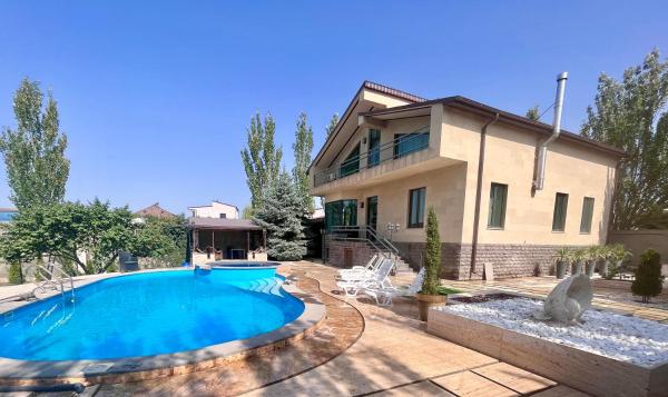 Op de foto is het object Stunning Villa Private Pool near Yerevan centre te zien, gelegen in de stad Zovuni.