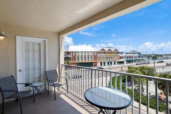 På billedet ses objektet Beachfront Complex - 2b 2b - Beach Place #303 beliggende i byen St Pete Beach.