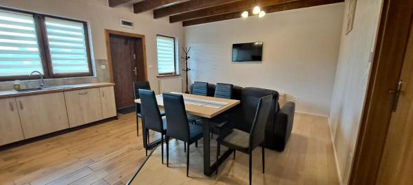 A la foto es mostra l'objecte Apartamenty Nad Stawem situat a la ciutat de Powidz.