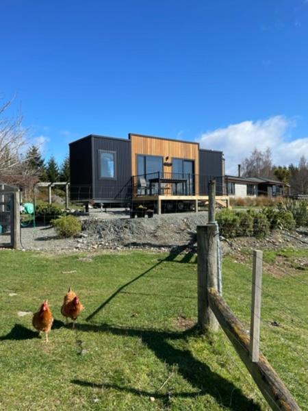 Na zdjęciu widoczny jest obiekt Boutique Tiny House - Te Anau Country Accommodation położony w mieście The Key.