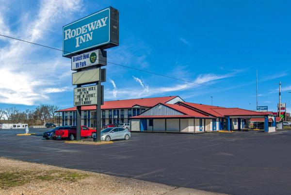 På bildet vises objektet Rodeway Inn Broken Bow-Hochatown som ligger i byen Broken Bow.