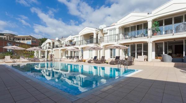 På billedet ses objektet Spa Resort Bečići beliggende i byen Budva.