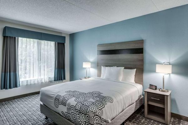På bilden syns objektet Days Inn & Suites by Wyndham Spokane som ligger i staden Spokane.