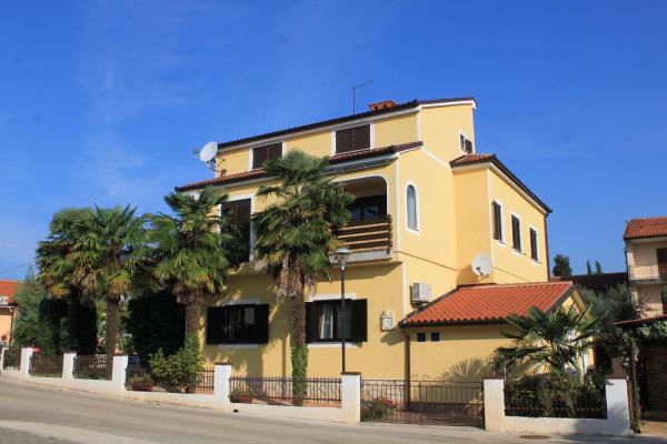 På billedet ses objektet Apartments by the sea Umag - 6095 beliggende i byen Umag.