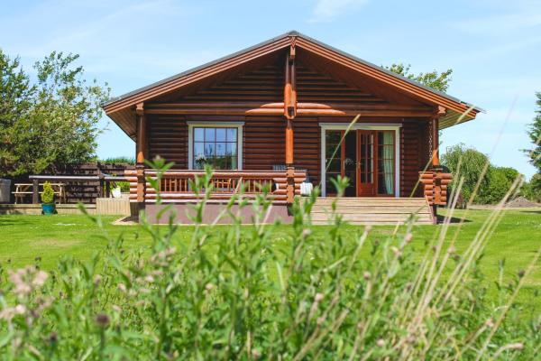 På billedet ses objektet Bunnahahbain - Two Bedroom Luxury Log Cabin with Private Hot Tub beliggende i byen Paxton.