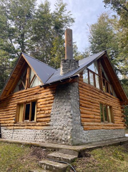A la foto es mostra l'objecte Cabaña en Parque Nacional Los Alerces situat a la ciutat de Esquel.
