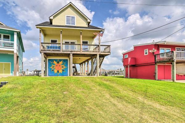 Foto 2: Dock, Ocean Views and Access Bay City Home!