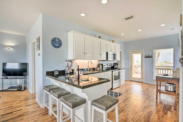 Foto 4: Dock, Ocean Views and Access Bay City Home!