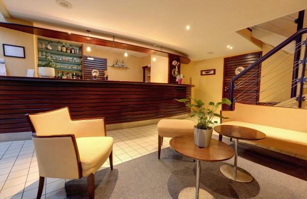 Na fotografii je vidět objekt Hôtel Restaurant l'Hirondelle nacházející se ve městě Dunkerque.