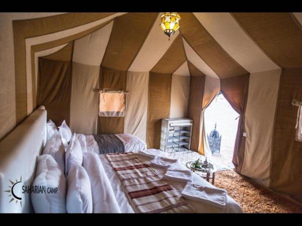 På bildet vises objektet Deluxe triple room for three at Saharian Luxury Camp som ligger i byen Tisserdmine.