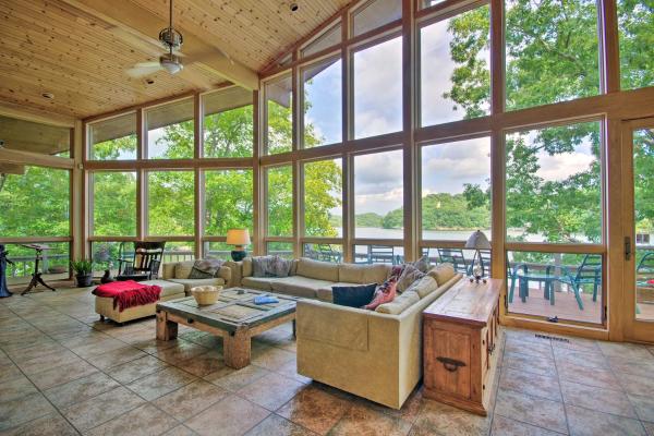 På billedet ses objektet Dock and Pool Table House on Lake of the Ozarks beliggende i byen Laurie.