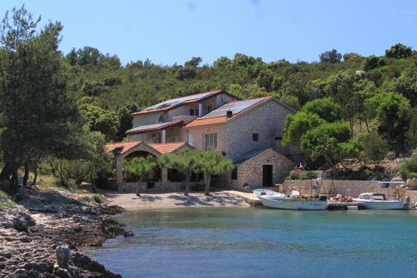 A la foto es mostra l'objecte Seaside secluded apartments Cove Karkavac - Scedro, Hvar - 8801 situat a la ciutat de Jelsa.