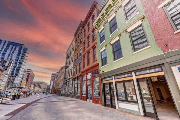 På billedet ses objektet Spacious 1 bed 1 bath Downtown OTR condo minutes walk to the Reds Bengals stadium & more! beliggende i byen Cincinnati.