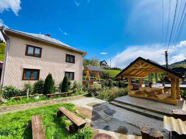 The photo shows the Casa Agroturistica Tarancuta din Vatra Moldovitei located in the city of Vatra Moldoviţei.