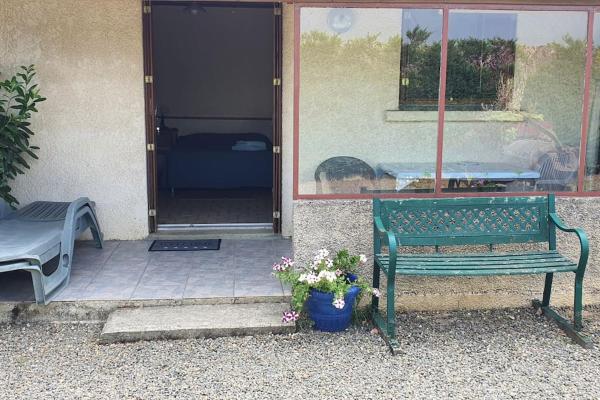 Na zdjęciu widoczny jest obiekt CAMAT T1 de plain pied à la campagne położony w mieście Lagrange.