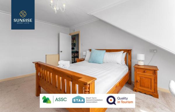 Φωτογραφία 6: DUPLEX - 5 Bed Rooms, Amazing Views, Fully Equipped, Free Parking, WiFi, FAVOURITE for Groups & Businesses, Food, Bars, Shops, Library, River Views, by SUNRISE LONG LETS and SERVICED ACCOMMODATION DUNDEE