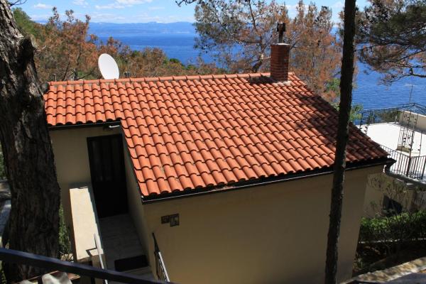 Nella foto è visibile l'oggetto Apartments by the sea Brsec, Opatija - 2359 situato nella città di Brseč (Bersezio).