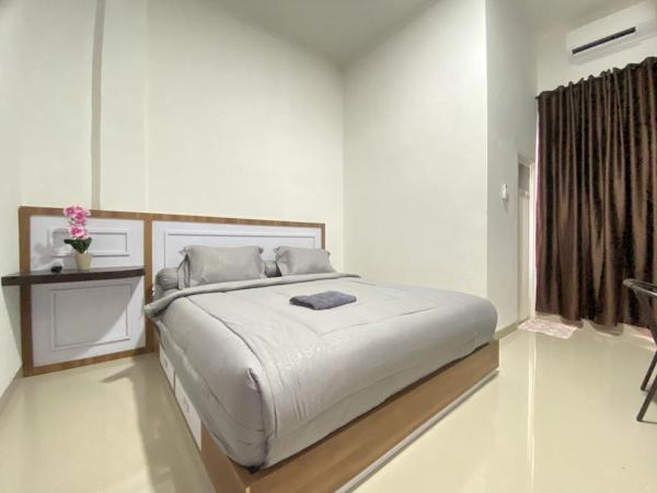 Na foto é possível ver o objeto MJ Guest House Pusat Kota Malili Mitra RedDoorz localizado na cidade de Malili.