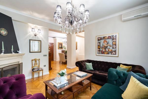 A la foto es mostra l'objecte Casa Lu situat a la ciutat de Bucarest.