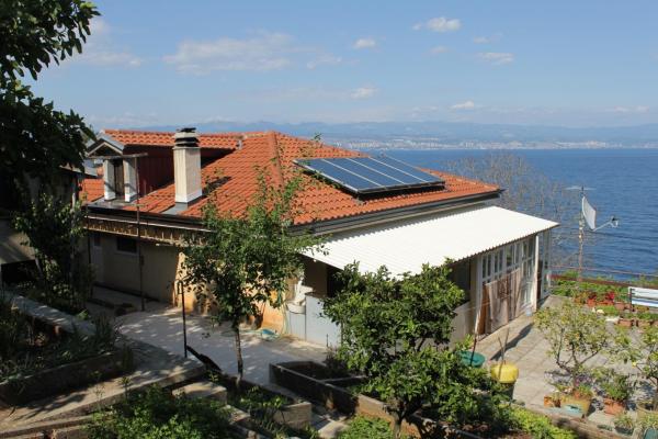 Auf dem Foto ist das Objekt Rooms by the sea Medveja, Opatija - 7775 in der Stadt Lovran zu sehen.