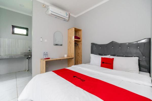 Nella foto è visibile l'oggetto RedDoorz Plus near Jungeland Sentul situato nella città di Karangtengah.