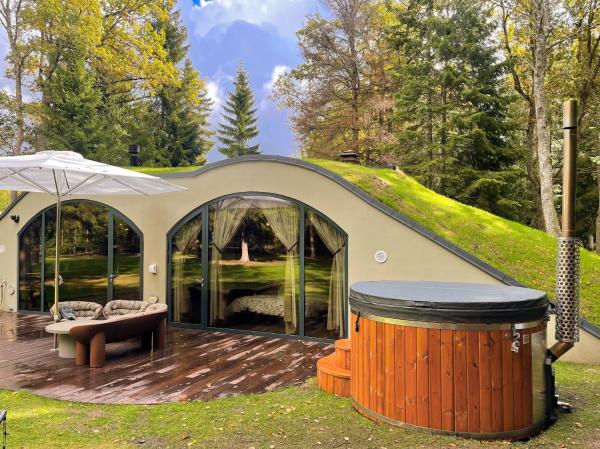 På billedet ses objektet Silma Retreat The Hobbit House beliggende i byen Herjava.