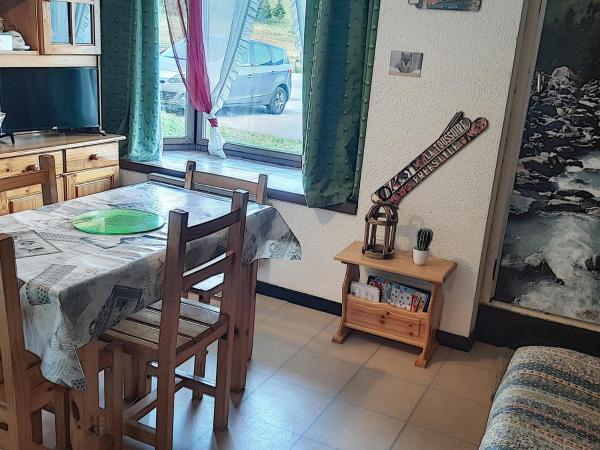 Na zdjęciu widoczny jest obiekt Studio lumineux avec coin montagne, situé sur les hauteurs de la station, départ ski aux pieds - FR-1-416-38 położony w mieście La Toussuire.
