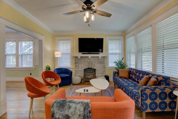 På billedet ses objektet Spacious 3BR Cooper-Young Bungalow - Sleeps 8 - Walkable to Dining - Easy Access to Downtown - Parking beliggende i byen Memphis.