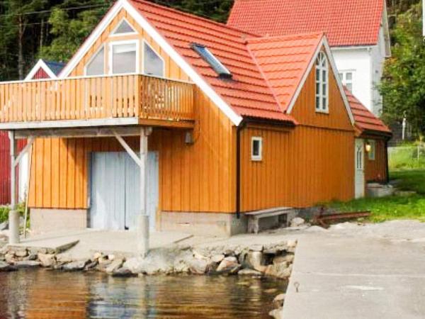 Na zdjęciu widoczny jest obiekt 4 person holiday home in MÅLØY-By Traum położony w mieście Blålia.