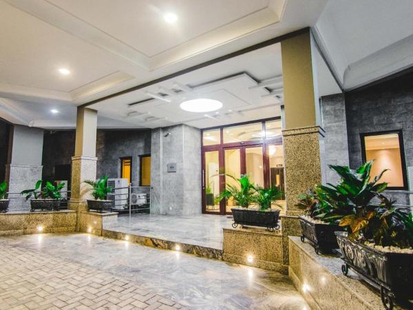 На фото показан объект White Stones Hotel Port-Harcourt, расположенный в городе Iriebe.