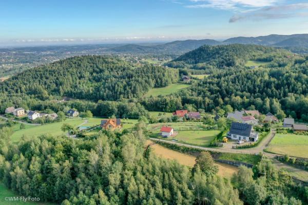 Na zdjęciu widoczny jest obiekt JAWORNICA HOUSE domek z pięknym widokiem położony w mieście Targanice.