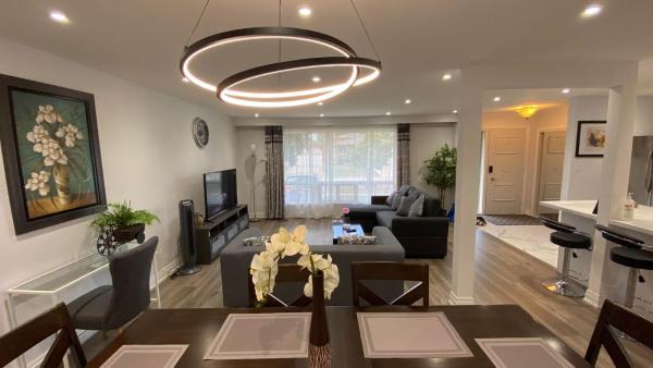 Na fotografii je vidět objekt Spectacular 3 BR 2 WR House - Close to Airport nacházející se ve městě Toronto.