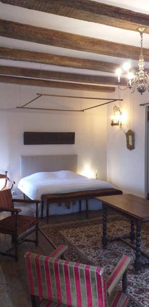 A la foto es mostra l'objecte Chambre Renaissance au Château de Champagne-Mouton situat a la ciutat de Alloué.