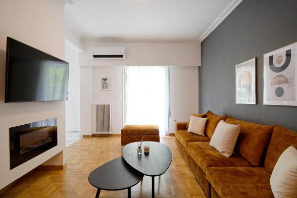 Elegant Big Apartment in Athens Center With Balcony, Athens