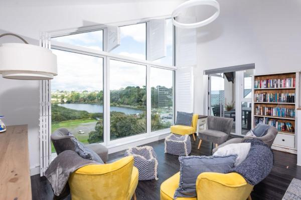 Swanpool View - Walk To Beach - Free Wifi & Parking - Sea & Lake Views - Falmouth