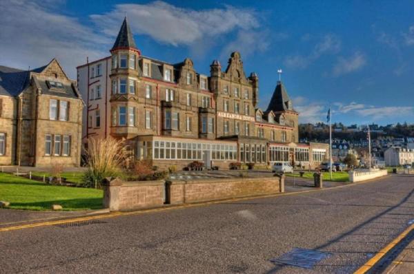 På billedet ses objektet Muthu Alexandra Hotel beliggende i byen Oban.