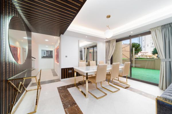 Na fotografii je vidět objekt Elan Suites 5-Bedroom Beach Villa nacházející se ve městě Dubaj.