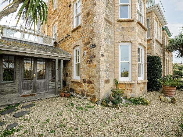 照片显示了位于Newquay市的Sunset House物件。